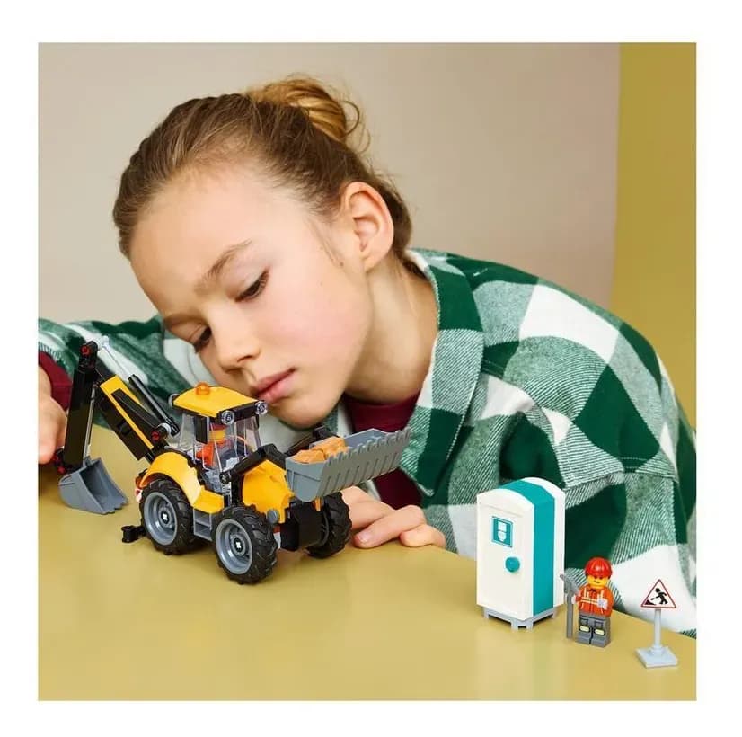 Criança Brincando com a Retroescavadeira LEGO City 60480 e Operário