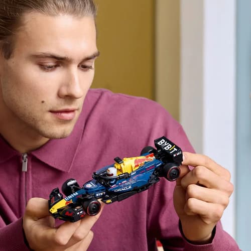 Cockpit e Piloto com Capacete no Red Bull RB20