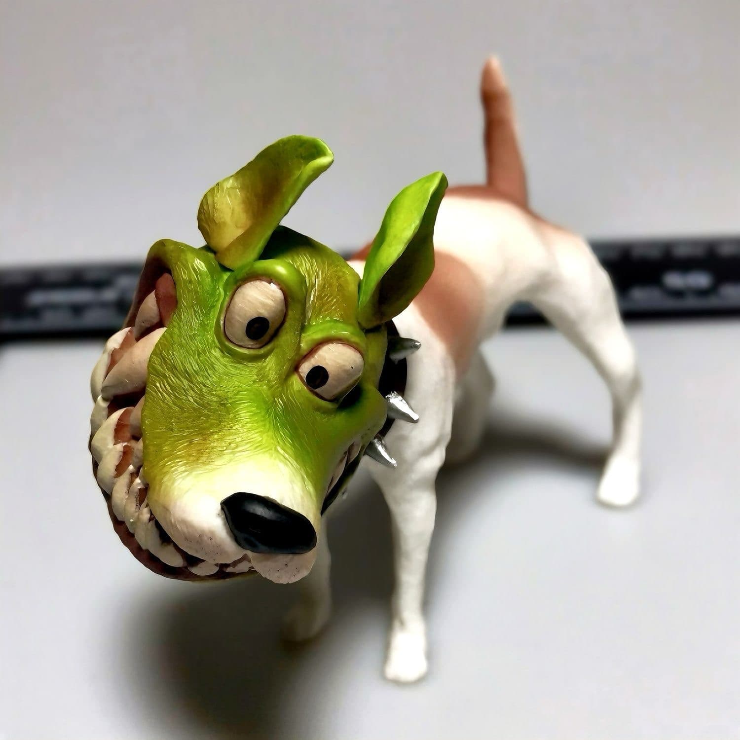 Estátua Colecionável Cachorro Milo com a Máscara (O Máskara) 7cm