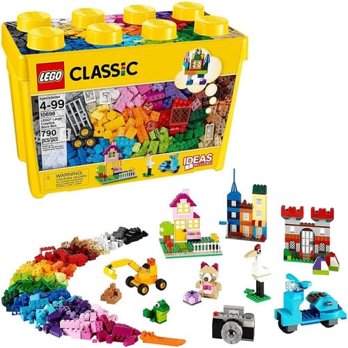 Criança Brincando e Construindo com LEGO Classic 10698