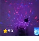 Quarto Iluminado com Projeção de Estrelas e Constelação Azul